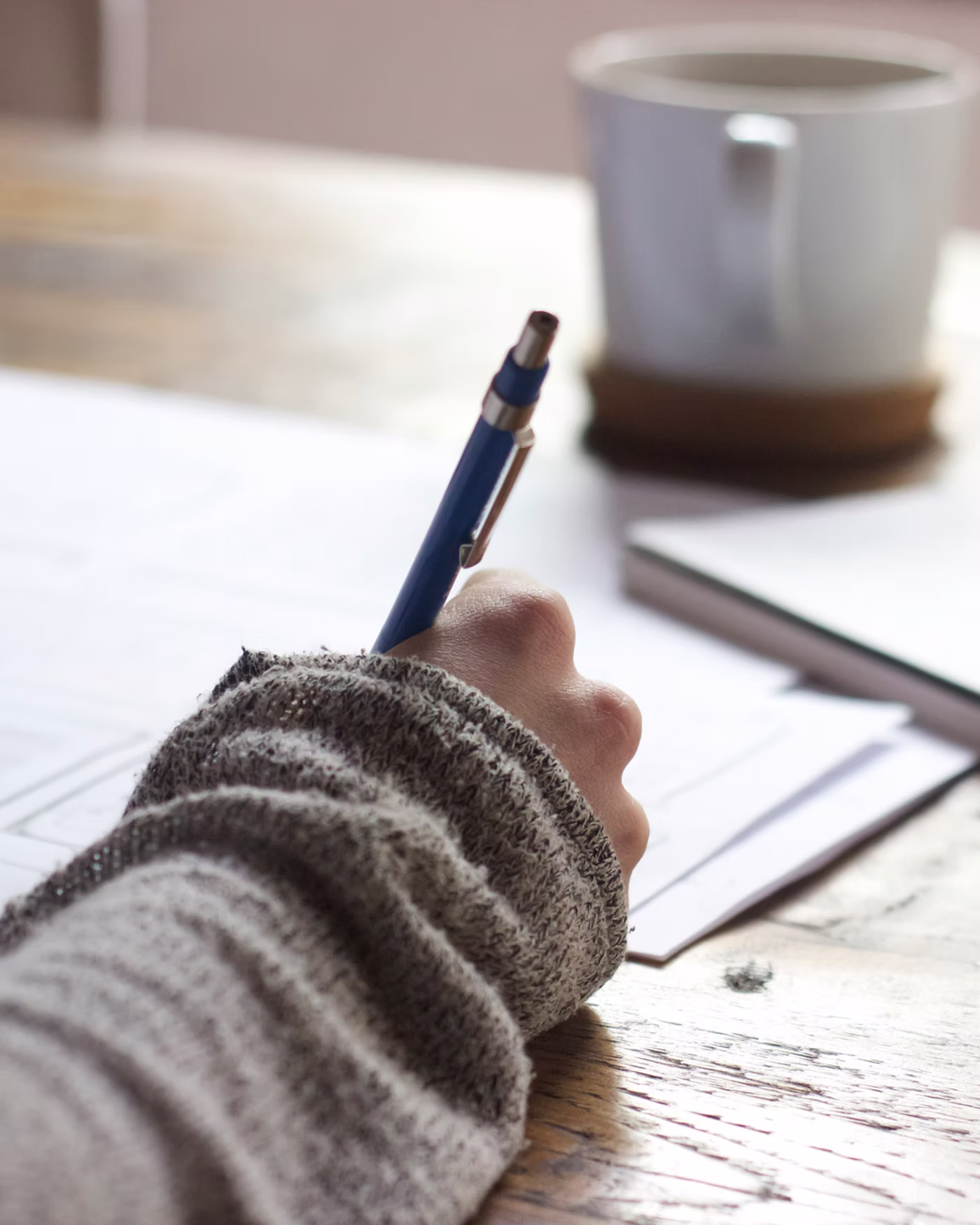 Notizen am Schreibtisch mit Stift und Tasse – Eignungsprüfungen.